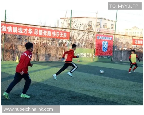 小孩心中的足球偶像是谁让他们在绿茵场上尽情挥洒激情与梦想